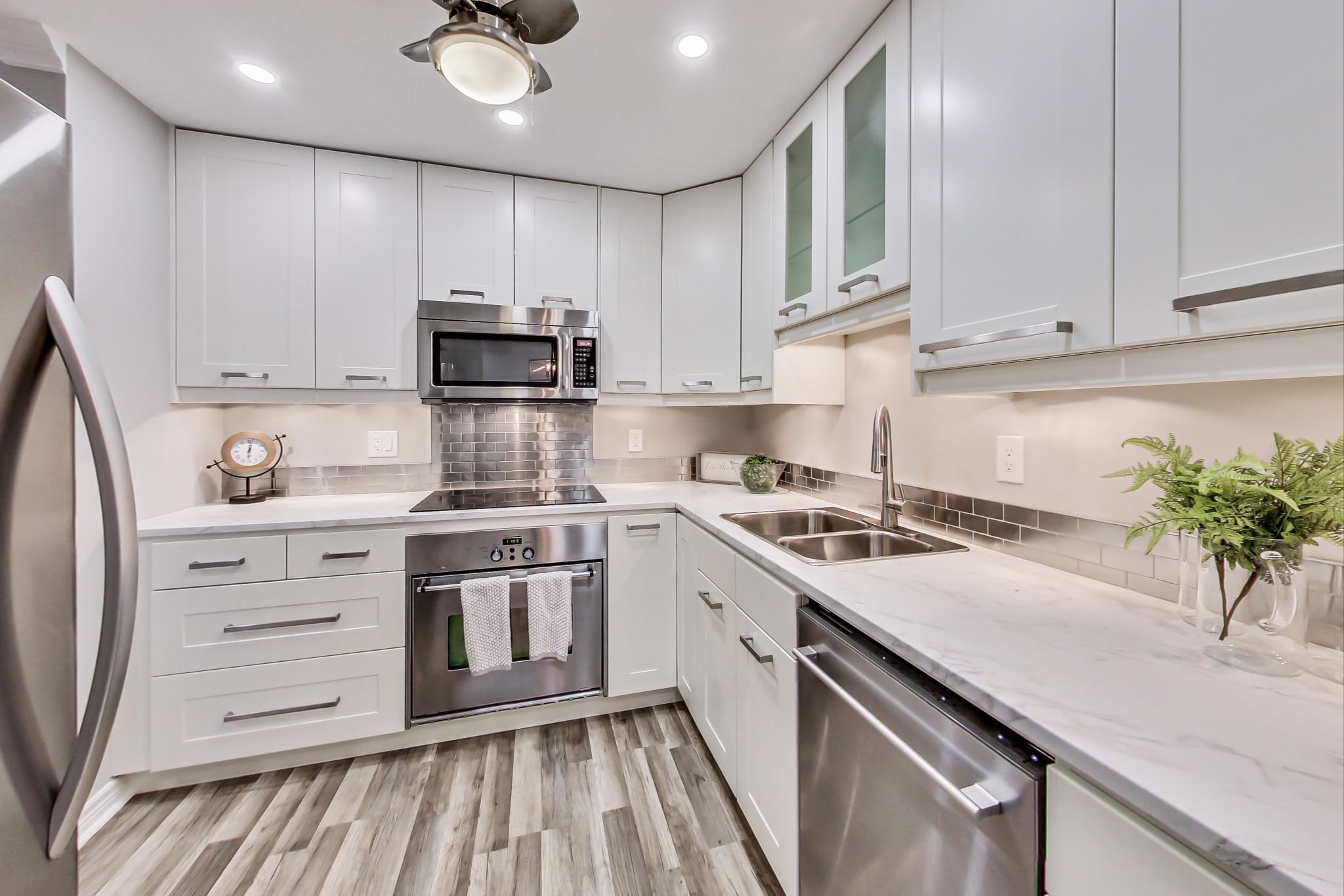 Team Nori Realty Home Staging - Glen Abbey Gate Kitchen - After