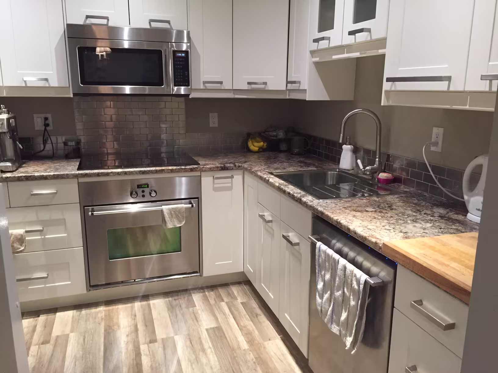 Team Nori Realty Home Staging - Glen Abbey Gate Kitchen - Before